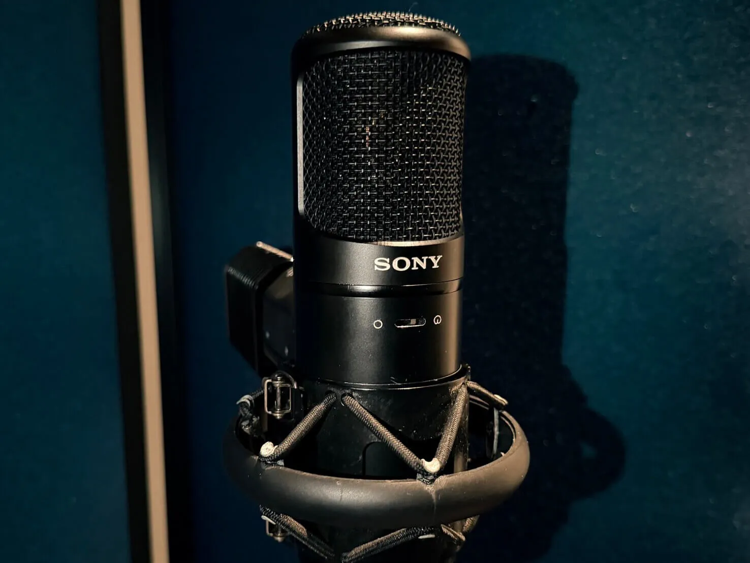 SONY C-800G(当スタジオのボーカルブース)